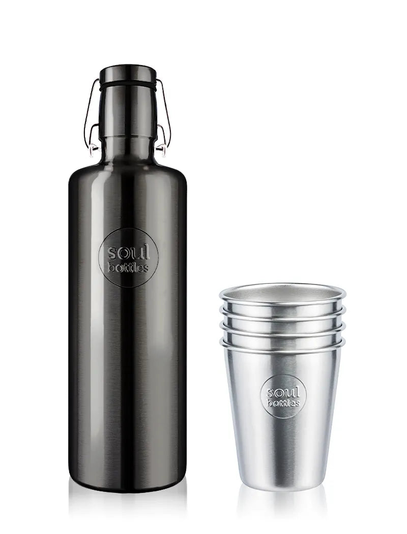 Set Trinkflasche aus Edelstahl in schwarz / obsidian und Trinkbecher aus Edelstahl