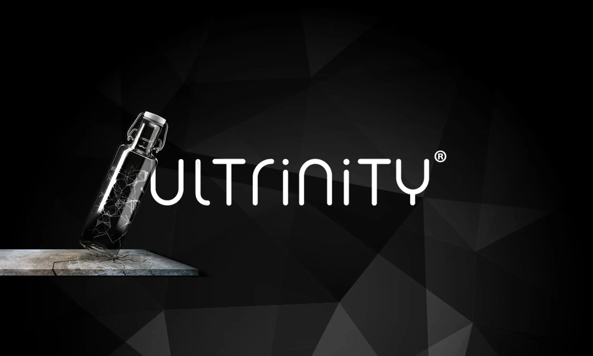 Trinkflasche gehärtet auf Steinplatte mit ultrinity Logo
