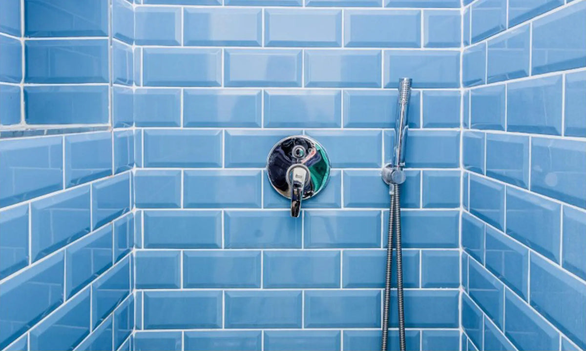 hellblau gekachelte Dusche