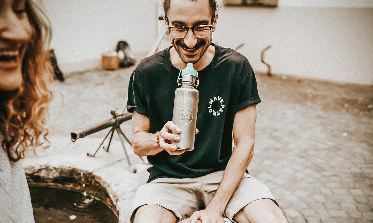 Mann trinkt aus Wasserflasche aus Edelstahl mit integrieten Wasserfilter
