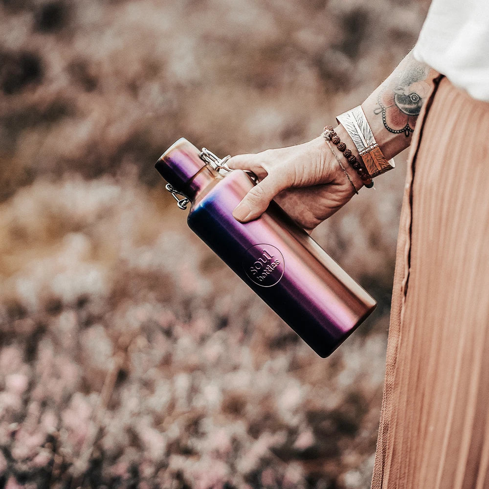 Trinkflasche aus Edelstahl von soulbottles im Regenbogenlook