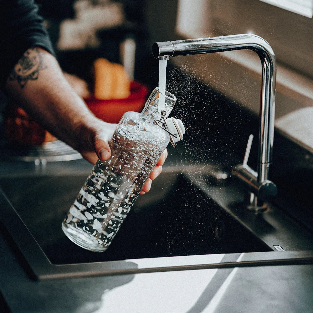 Trinkflasche aus Glas von soulbottles unter Wasserhahn