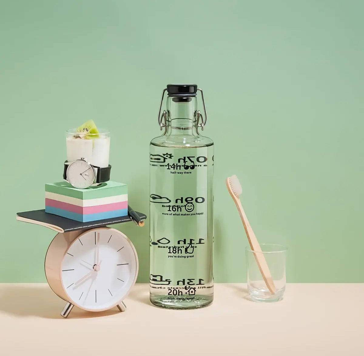Studiobild Trinkflasche aus Glas mit Motiv Skala mit Accessoires