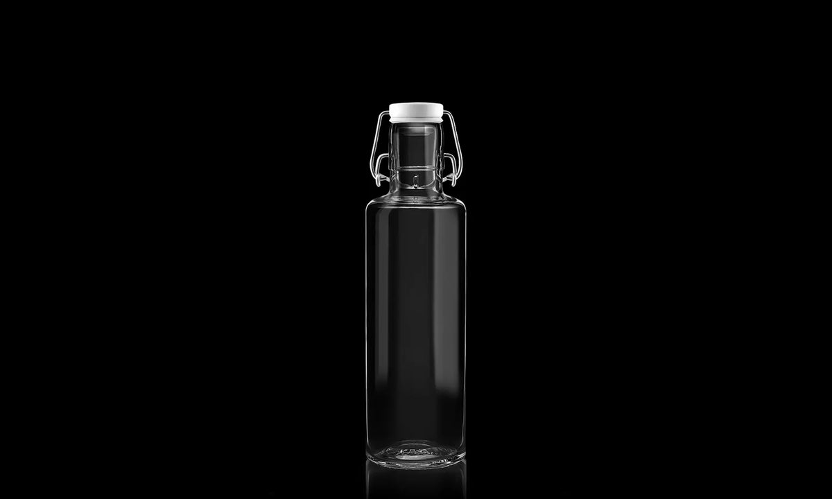 Trinkflasche aus Glas auf schwarzem Hintergrund - ultrinity